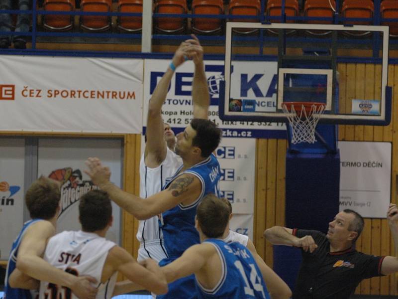 PARÁDA! Děčínští basketbalisté (v bílém) porazili v posledním letošním utkání pražský USK.