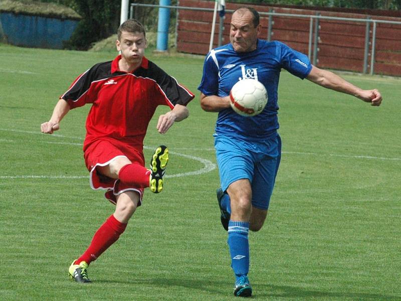 DOBKOVICE (v červeném) nastřílely v Chuderově čtyři góly. Přesto prohrály 4:8.