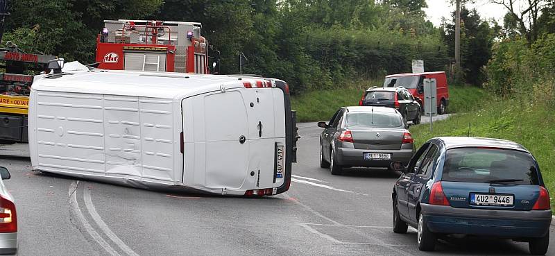 Při nehodě v Děčíně skončila dodávka na boku. 