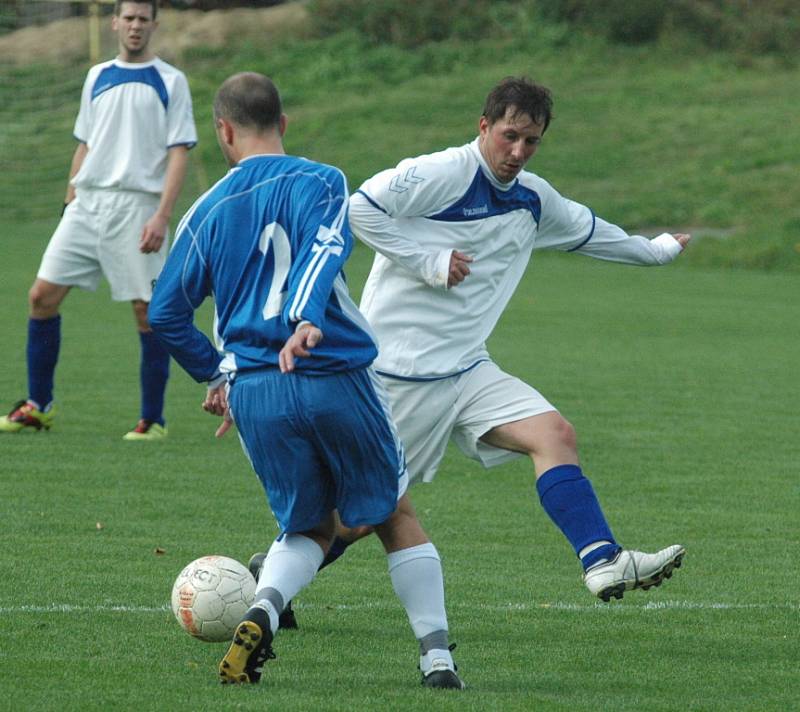 OPĚT VÝHRA. Česká Kamenice (v modrém) vyhrála 2:1 v Trmicích.