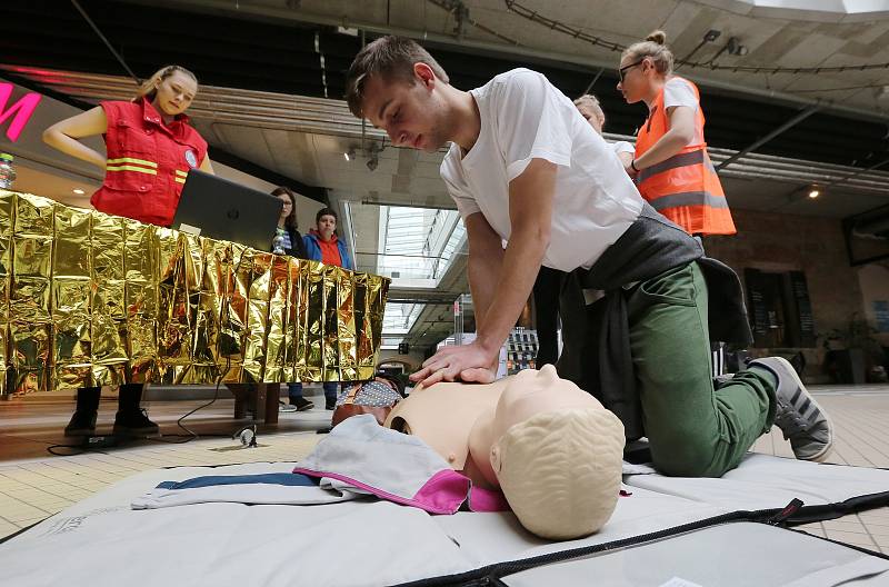 Mezinárodní soutěž zdravotnických škol proběhla v obchodním centru Pivovar.