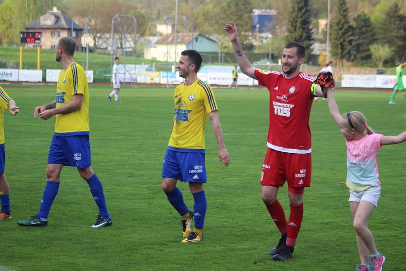 DERBY. Fotbalisté Varnsdorfu (ve žlutém) přivítali Ústí nad Labem