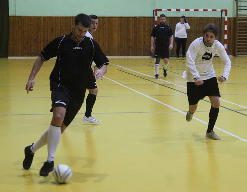 ŽELENICE (v bílém) jasně porazily děčínské Hezouny 10:1.