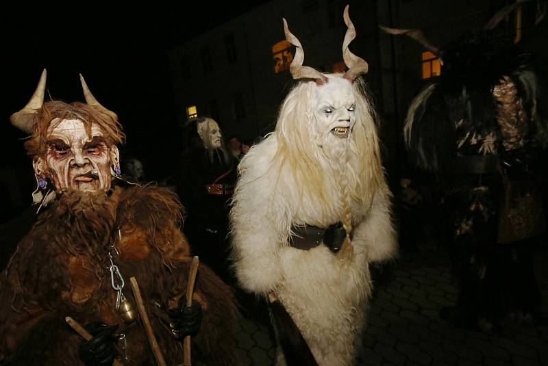 Po náměstí v Benešově nad Ploučnicí se proháněli čerti krampusáci