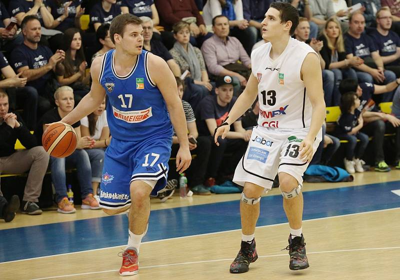 SEMIFINÁLE JE BLÍZKO! Děčínští basketbalisté (v bílém) porazili USK Praha a v sérii vedou 2:1.