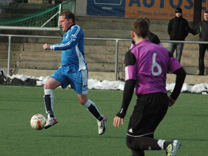 LÍDR NEZAVAHÁL. Česká Kamenice (v modrém) porazila 4:1 Přestanov.