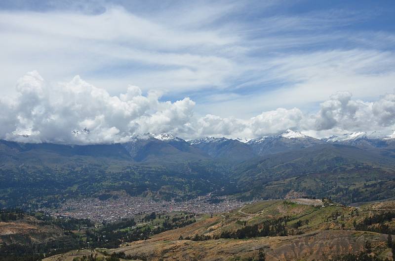 Pohled na Huaraz a pohoří Cordillera Blanca