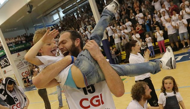 BASKETBALOVÁ NIRVÁNA! Děčínští Válečníci v pátém semifinále porazili Prostějov, v sérii zvítězili 3:2 a ve finále je čeká Nymburk!