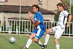 REMÍZA 1:1 se zrodila v utkání KP mezi Jiskrou Modrá (v modrém) a FK Louny.