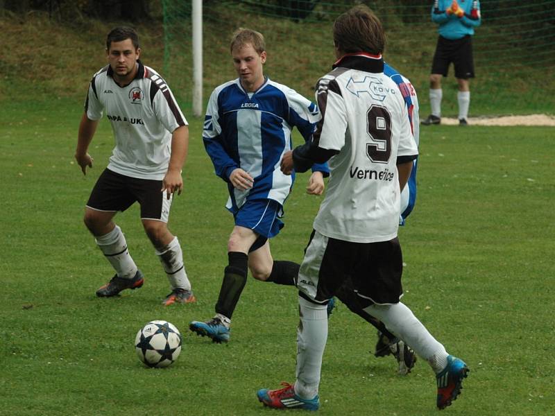 STAČIL JEDINÝ GÓL. Verneřice (v bílém) vyhrály 1:0 na hřišti Dolních Habartic.