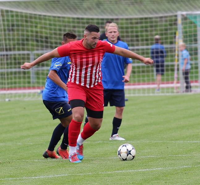 PORÁŽKA. Rumburk (v modrém) doma podlehl Ledvicím 2:4.