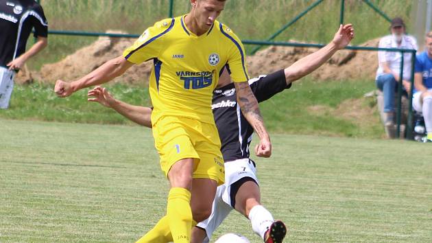 PORÁŽKA. Fotbalisté Varnsdorfu (ve žlutém) prohráli s týmem Budissa Bautzen 0:2.