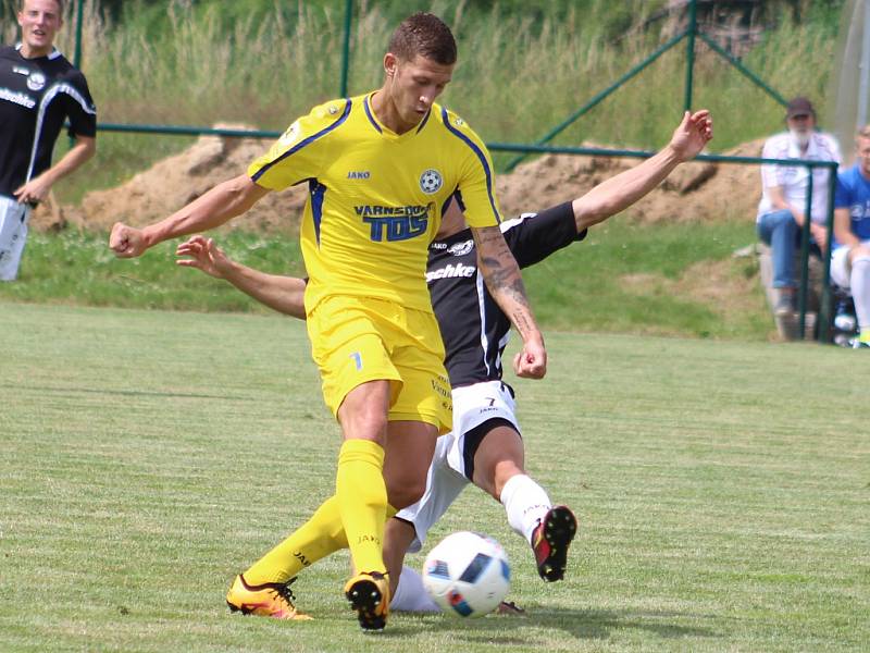 PORÁŽKA. Fotbalisté Varnsdorfu (ve žlutém) prohráli s týmem Budissa Bautzen 0:2.