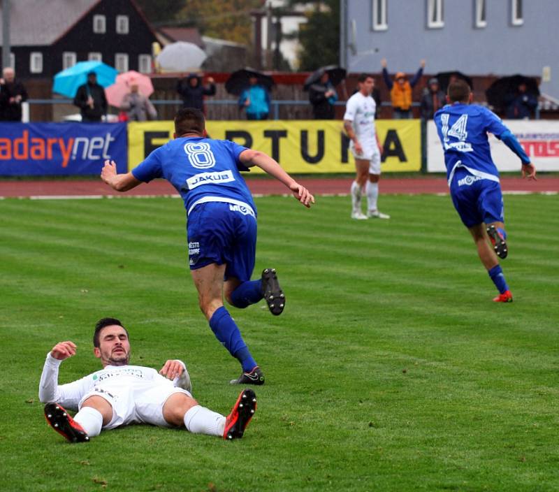 DERBY. Fotbalisté Varnsdorfu (v modrém) doma porazili Ústí nad Labem 1:0.