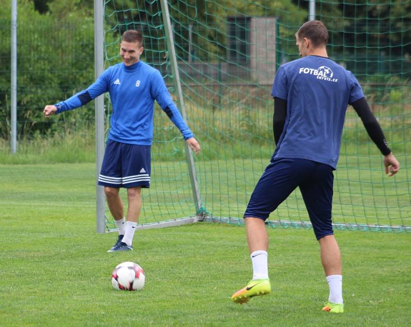 PRVNÍ TRÉNINK. Fotbalisty Varnsdorfu vedl poprvé trenér David Oulehla.