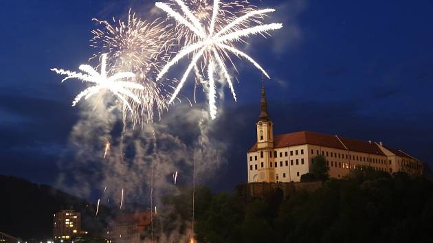 Děčínské slavnosti zahájil lampionový průvod a ohňostroj.