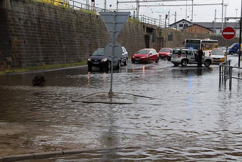 Přes Děčín se přehnala bouřka, v Podmoklech zatopila viadukt i s autem.
