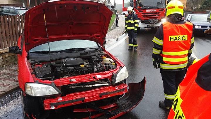 Senior dostal smyk a narazil do plotu. Havarovaný vůz zůstal na chodníku.