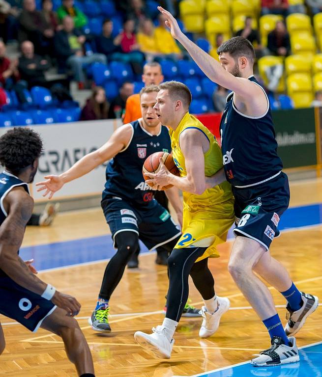 DALŠÍ KOLAPS. Děčínští basketbalisté ve druhé půli selhali a v Opavě nakonec prohráli.