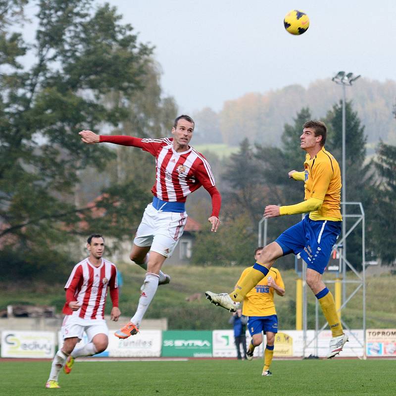 OPĚT PRVNÍ. Varnsdorf (ve žlutém) porazil Třinec 3:1.