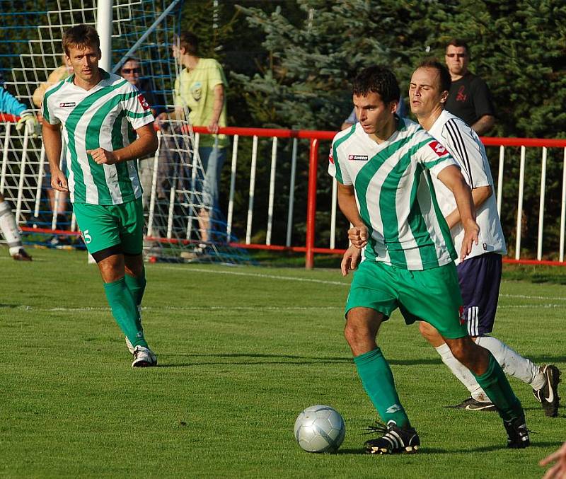 JISKRA (v bílém) vyhrála i třetí utkání, tentokráte zdolala 1:0 Libouchec.