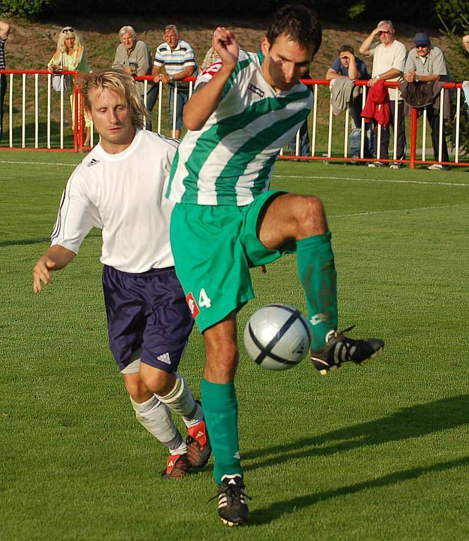 JISKRA (v bílém) vyhrála i třetí utkání, tentokráte zdolala 1:0 Libouchec.