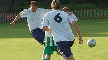 JISKRA (v bílém) vyhrála i třetí utkání, tentokráte zdolala 1:0 Libouchec.