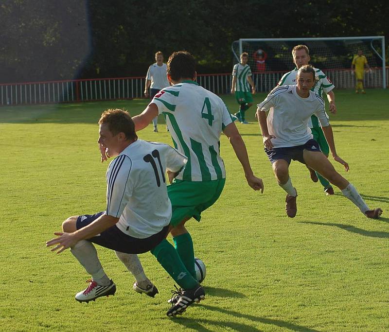 JISKRA (v bílém) vyhrála i třetí utkání, tentokráte zdolala 1:0 Libouchec.