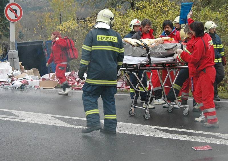 Těžká dopravní nehoda zkomplikovala dopravu na Kamenické ulici v Děčíně