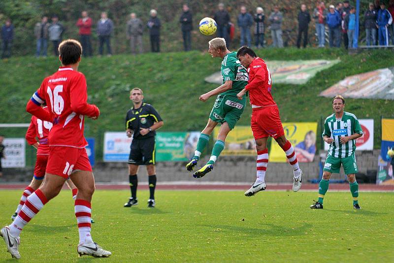 REMÍZOVÝ BOD si na své konto připsal FK Varnsdorf (v červeném), který doma plichtil s Bohemians Praha.