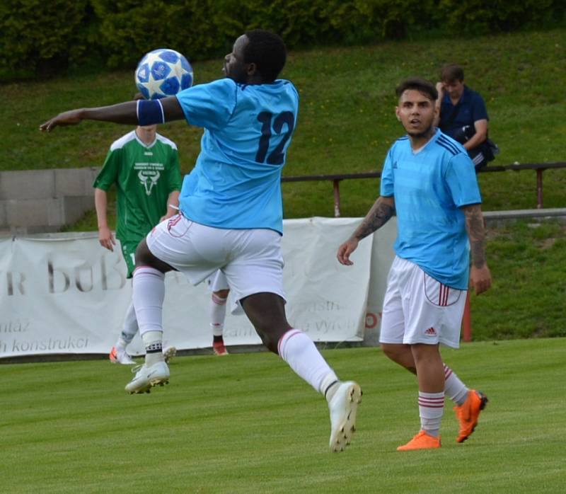 DERBY. Modrá (v modrém) doma porazila na penalty Vilémov.