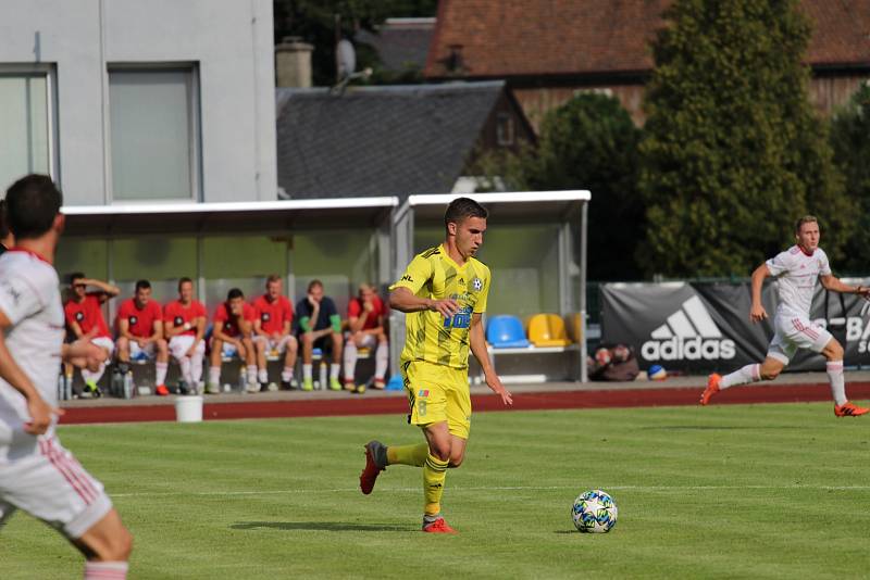 REMÍZA. Fotbalisté Varnsdorf (ve žlutých dresech) doma remizovali s Třincem 2:2.