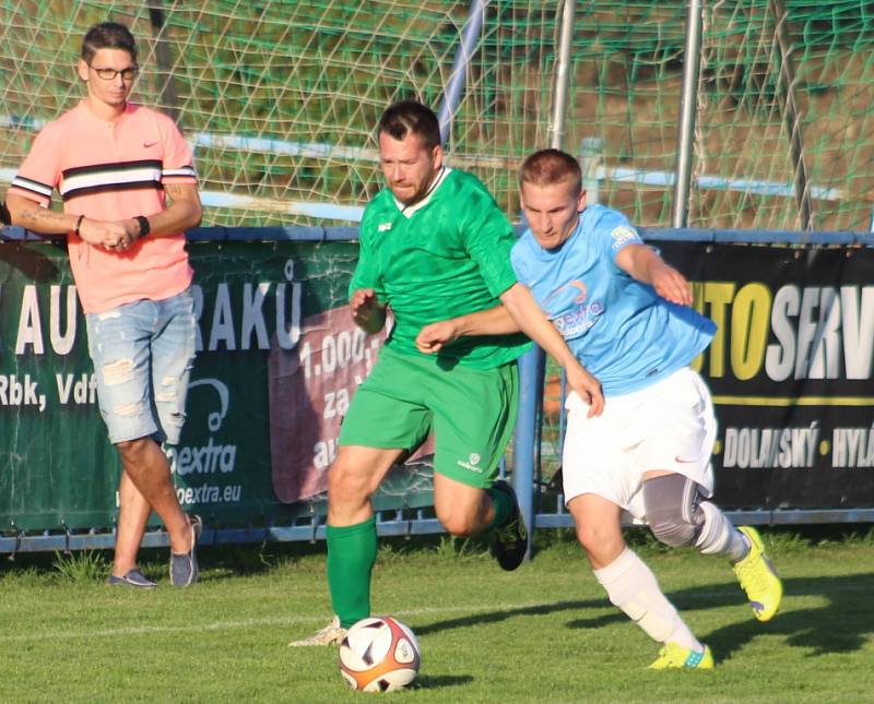 PRVNÍ BODY. Malšovice (modré dresy) doma v souboji dvou bezbodových týmů porazily Rybniště 3:1.