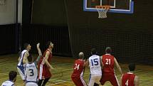 DERBY. Basketbalisté Varnsdorfu (v bílém) doma porazili Děčín.