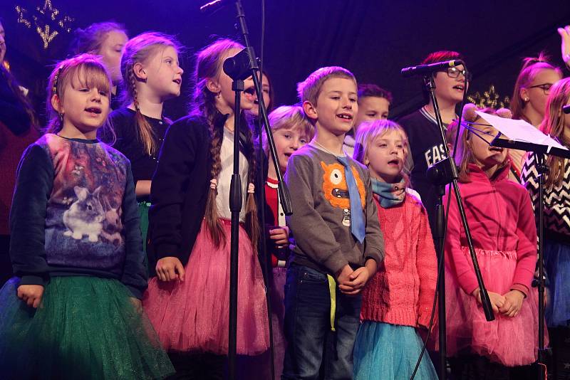 Poslední adventní víkend zahájili v Děčíně SaH, obří anděl a smyčcové trio Inflagranti společně se sborem DDM Děčín.