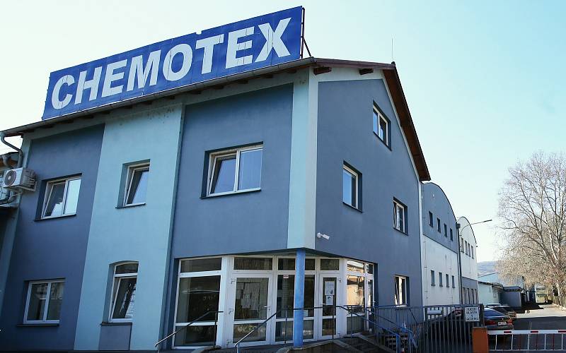 Firma Chemotex, která vyrábí chemii pro průmysl, domácnosti a kosmetiku, začala s výrobou dezinfekce.