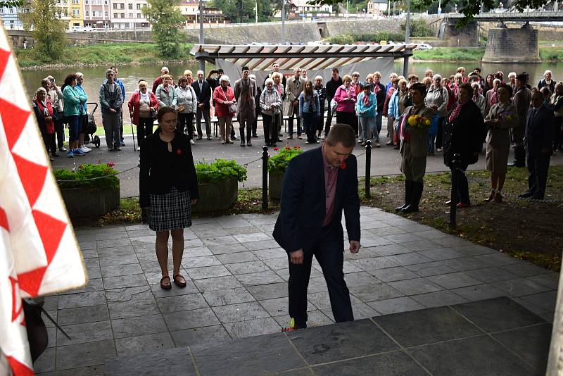 Sokolové přišli položit květiny k pomníku Miroslava Tyrše.