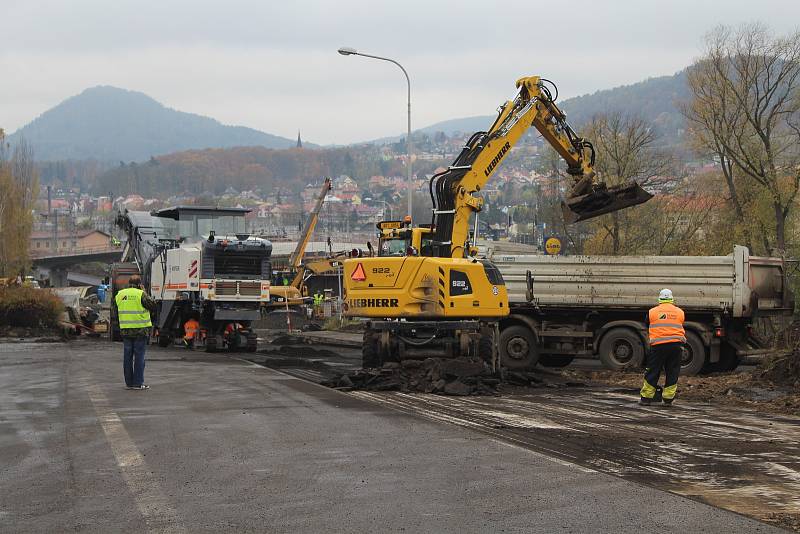 Polovina Nového mostu je zavřená, řidiči teď jezdí po půlce mostu oběma směry.