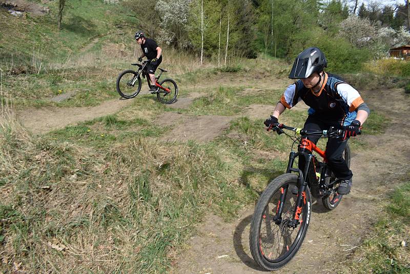 František Švandrlík vybudoval v Horních Habarticích pumptrack.