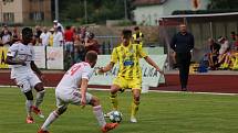 REMÍZA. Fotbalisté Varnsdorf (ve žlutých dresech) doma remizovali s Třincem 2:2.