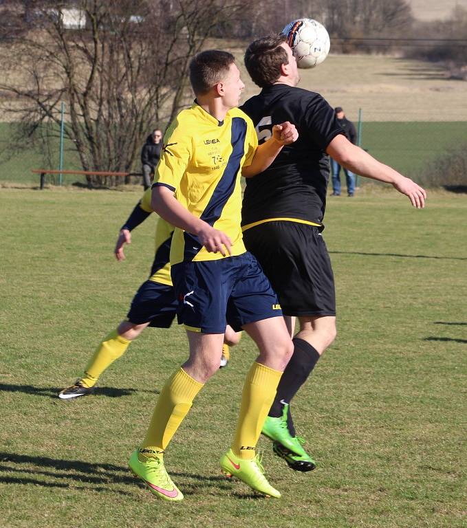 DOMA ZTRATILY Verneřice (v černém), které podlehly 0:1 Markvarticím.