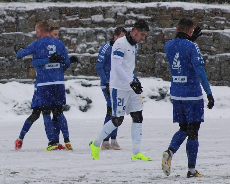 PŘÍPRAVA. Varnsdorf (v modrém) doma porazil Liberec U 21 5:2.