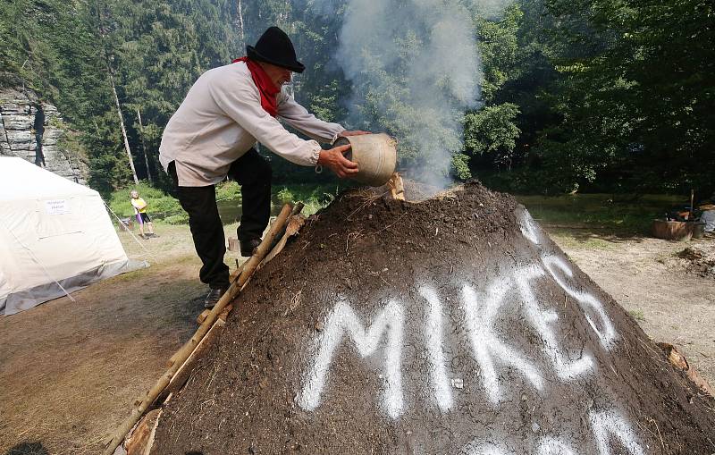 U Dolského mlýna na Jetřichovicku proběhlo tradičně zapálení uhlířského milíře.