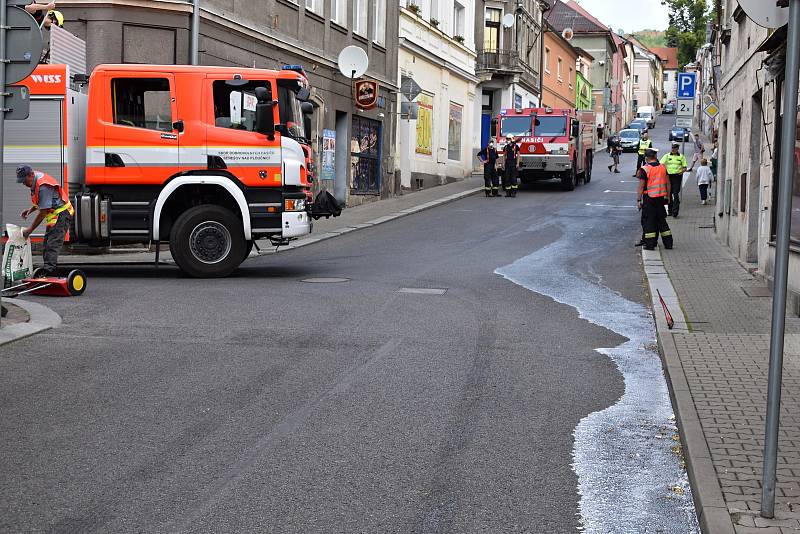 V Benešově nad Ploučnicí vyteklo z náklaďáku asi 300 litrů smetany.