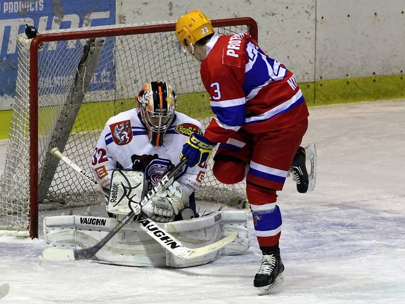 NEPOVEDLO SE. Děčínští hokejisté (v bílém) prohráli s Nymburkem 1:5.