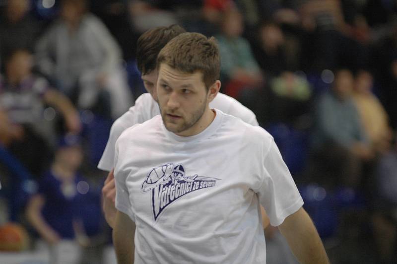 BRAVO! Děčínští basketbalisté (v bílém) porazili USK Praha i potřetí.