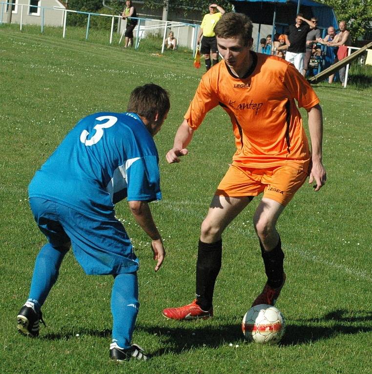 DERBY. Česká Kamenice (oranžové dresy) porazila doma Jílové 2:1.