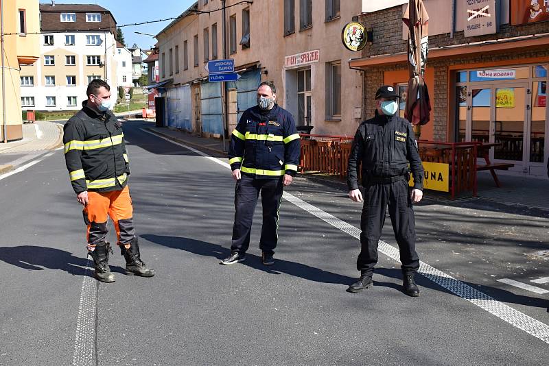 Přes hranice chodí na Šluknovsku lidé, v Dolné Poustevně je hlídají i hasiči.