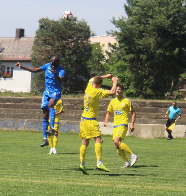 REMÍZA. Fotbalisté Varnsdorfu (ve žlutém) remizovali s Libercem 1:1.