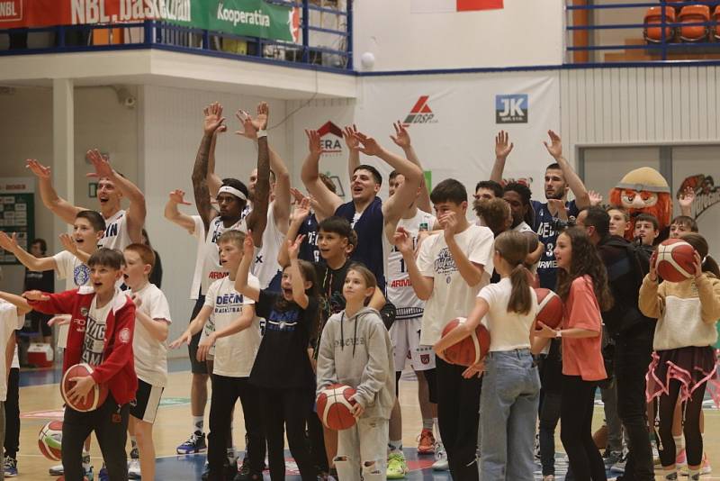 Basketbalisté Děčína doma porazili Ostravu a nadále drží v Kooperativa NBL první místo.